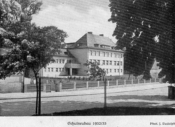 Międzybórz - nowy budynek szkoły podstawowej 1933 r.